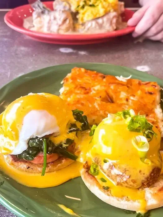 eggs benedict at snow city cafe in anchorage